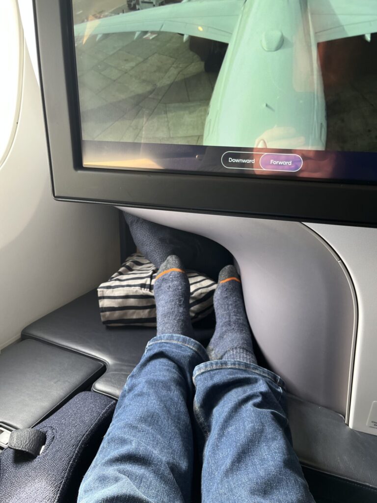 ✈️ Finnair A350 Business Class – Nordic innovation or Scandinavian frugality? 🤔💺 This non-reclining seat offers a sleek design, direct aisle access & a fully flat bed—but is it truly comfortable for long-haul flights? ✨ Some call it genius, others a cost-cutting compromise. What do you think? 🤷♂️