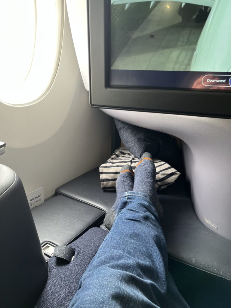 ✈️ Finnair A350 Business Class – Nordic innovation or Scandinavian frugality? 🤔💺 This non-reclining seat offers a sleek design, direct aisle access & a fully flat bed—but is it truly comfortable for long-haul flights? ✨ Some call it genius, others a cost-cutting compromise. What do you think? 🤷♂️