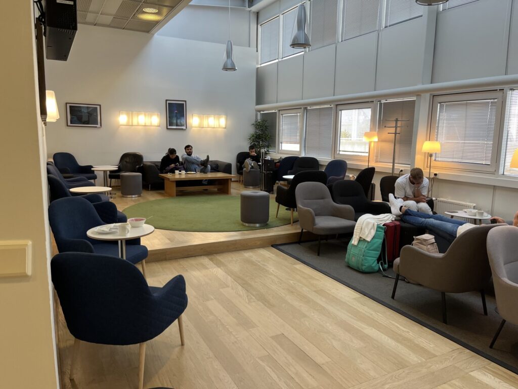 🛋️ Aspire Lounge (Gate 13), Helsinki — A quiet, functional space with runway views, light snacks, and drinks. 💼 Ideal for short stays before Schengen flights. 🛫 Priority Pass accepted. ✈️ Not the fanciest, but gets the job done.
👉 Read the full review now & see if it’s worth your visit!