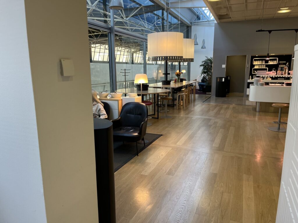 🛋️ Aspire Lounge (Gate 13), Helsinki — A quiet, functional space with runway views, light snacks, and drinks. 💼 Ideal for short stays before Schengen flights. 🛫 Priority Pass accepted. ✈️ Not the fanciest, but gets the job done.
👉 Read the full review now & see if it’s worth your visit!
