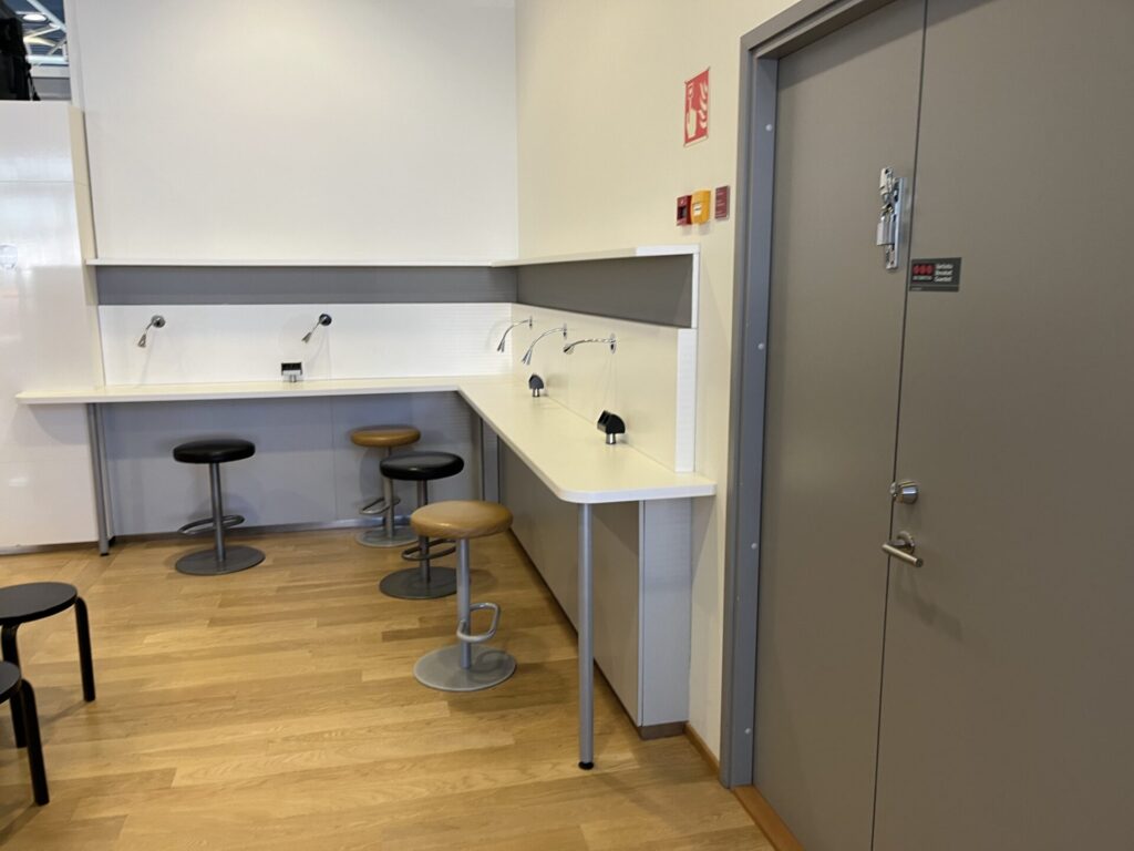 🛋️ Aspire Lounge (Gate 13), Helsinki — A quiet, functional space with runway views, light snacks, and drinks. 💼 Ideal for short stays before Schengen flights. 🛫 Priority Pass accepted. ✈️ Not the fanciest, but gets the job done.
👉 Read the full review now & see if it’s worth your visit!