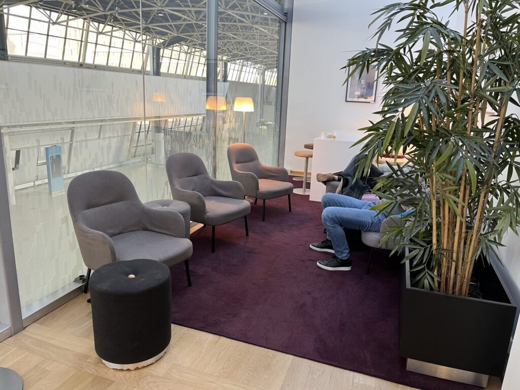 🛋️ Aspire Lounge (Gate 13), Helsinki — A quiet, functional space with runway views, light snacks, and drinks. 💼 Ideal for short stays before Schengen flights. 🛫 Priority Pass accepted. ✈️ Not the fanciest, but gets the job done.
👉 Read the full review now & see if it’s worth your visit!