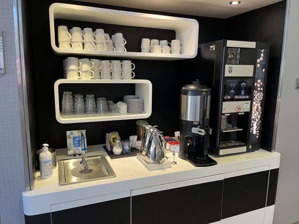 🛋️ Aspire Lounge (Gate 13), Helsinki — A quiet, functional space with runway views, light snacks, and drinks. 💼 Ideal for short stays before Schengen flights. 🛫 Priority Pass accepted. ✈️ Not the fanciest, but gets the job done.
👉 Read the full review now & see if it’s worth your visit!