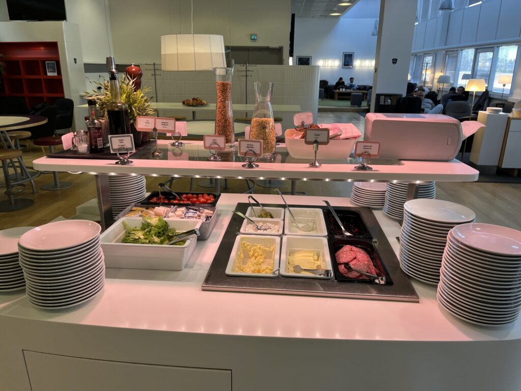 🛋️ Aspire Lounge (Gate 13), Helsinki — A quiet, functional space with runway views, light snacks, and drinks. 💼 Ideal for short stays before Schengen flights. 🛫 Priority Pass accepted. ✈️ Not the fanciest, but gets the job done.
👉 Read the full review now & see if it’s worth your visit!
