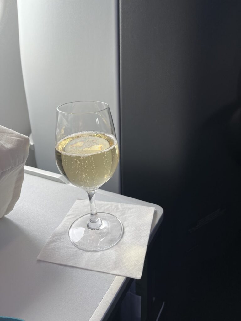 💺✈️ Aer Lingus A330-300 Business Class offers a solid transatlantic experience. The 1-2-1 seat layout ensures direct aisle access, with lie-flat beds and ample storage. Service is attentive, featuring Irish cuisine and complimentary Wi-Fi. While not the most luxurious, it provides comfort and value for long-haul travelers.