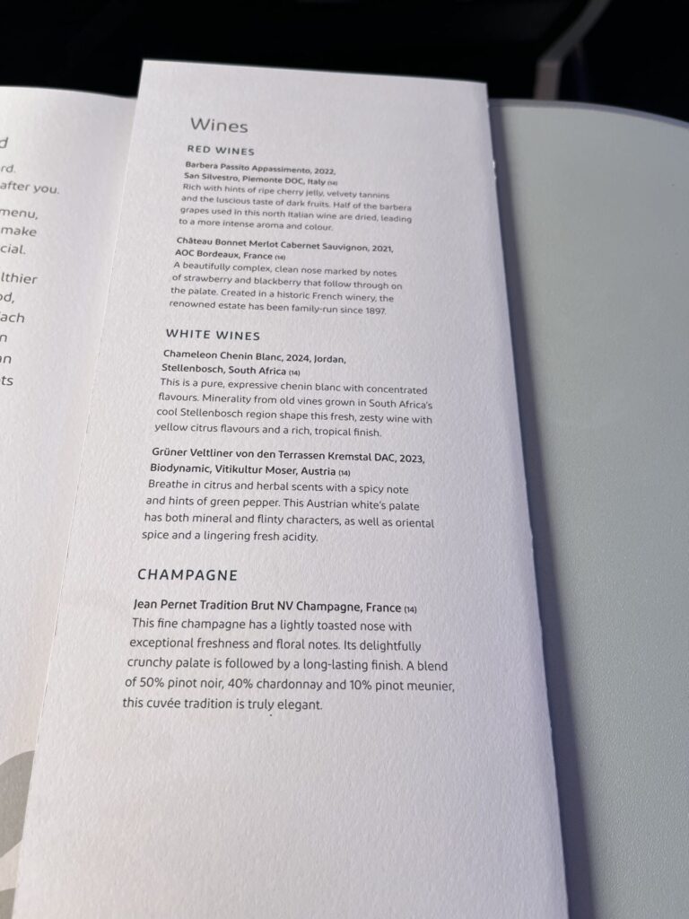 💺✈️ Aer Lingus A330-300 Business Class offers a solid transatlantic experience. The 1-2-1 seat layout ensures direct aisle access, with lie-flat beds and ample storage. Service is attentive, featuring Irish cuisine and complimentary Wi-Fi. While not the most luxurious, it provides comfort and value for long-haul travelers.