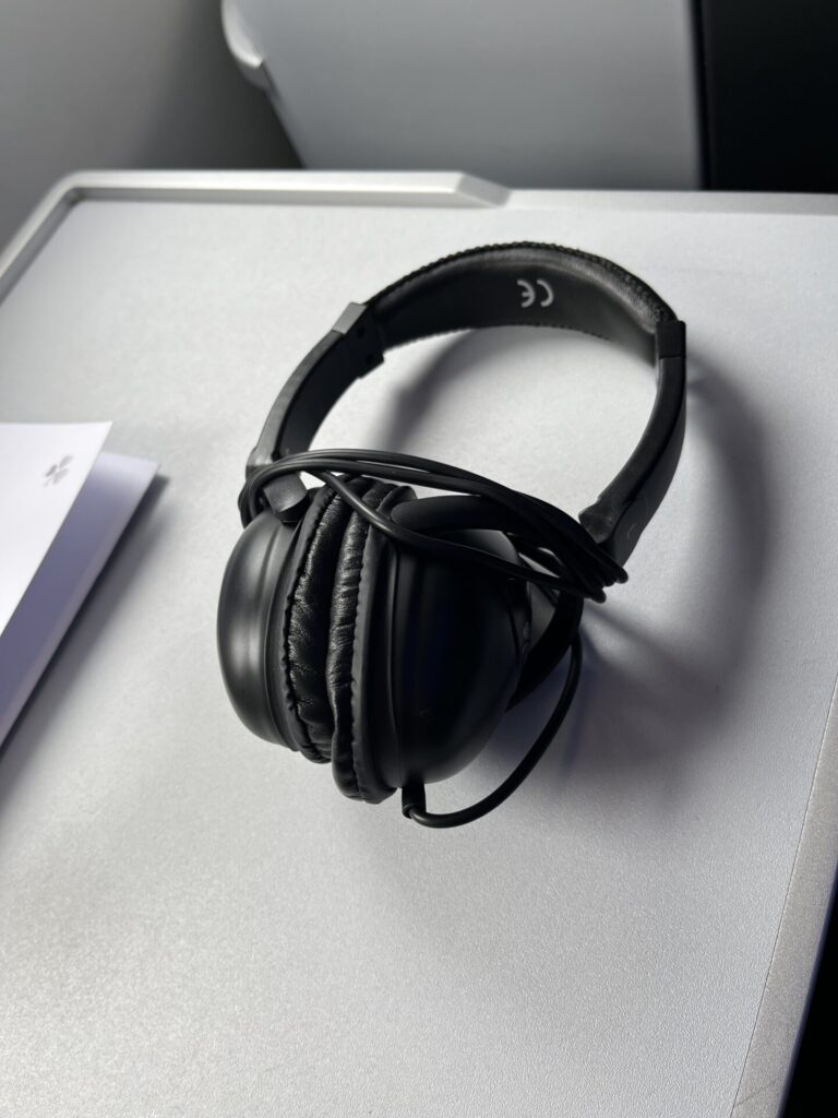 💺✈️ Aer Lingus A330-300 Business Class offers a solid transatlantic experience. The 1-2-1 seat layout ensures direct aisle access, with lie-flat beds and ample storage. Service is attentive, featuring Irish cuisine and complimentary Wi-Fi. While not the most luxurious, it provides comfort and value for long-haul travelers.