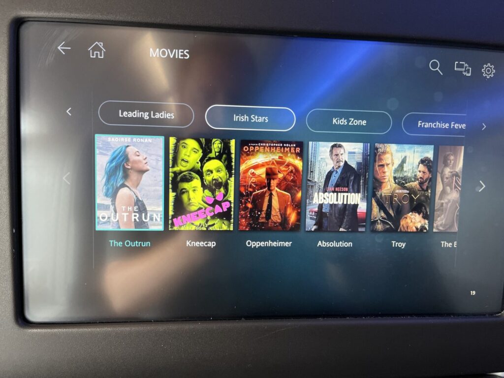 💺✈️ Aer Lingus A330-300 Business Class offers a solid transatlantic experience. The 1-2-1 seat layout ensures direct aisle access, with lie-flat beds and ample storage. Service is attentive, featuring Irish cuisine and complimentary Wi-Fi. While not the most luxurious, it provides comfort and value for long-haul travelers.