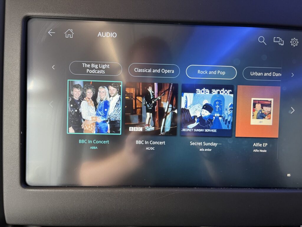 💺✈️ Aer Lingus A330-300 Business Class offers a solid transatlantic experience. The 1-2-1 seat layout ensures direct aisle access, with lie-flat beds and ample storage. Service is attentive, featuring Irish cuisine and complimentary Wi-Fi. While not the most luxurious, it provides comfort and value for long-haul travelers.