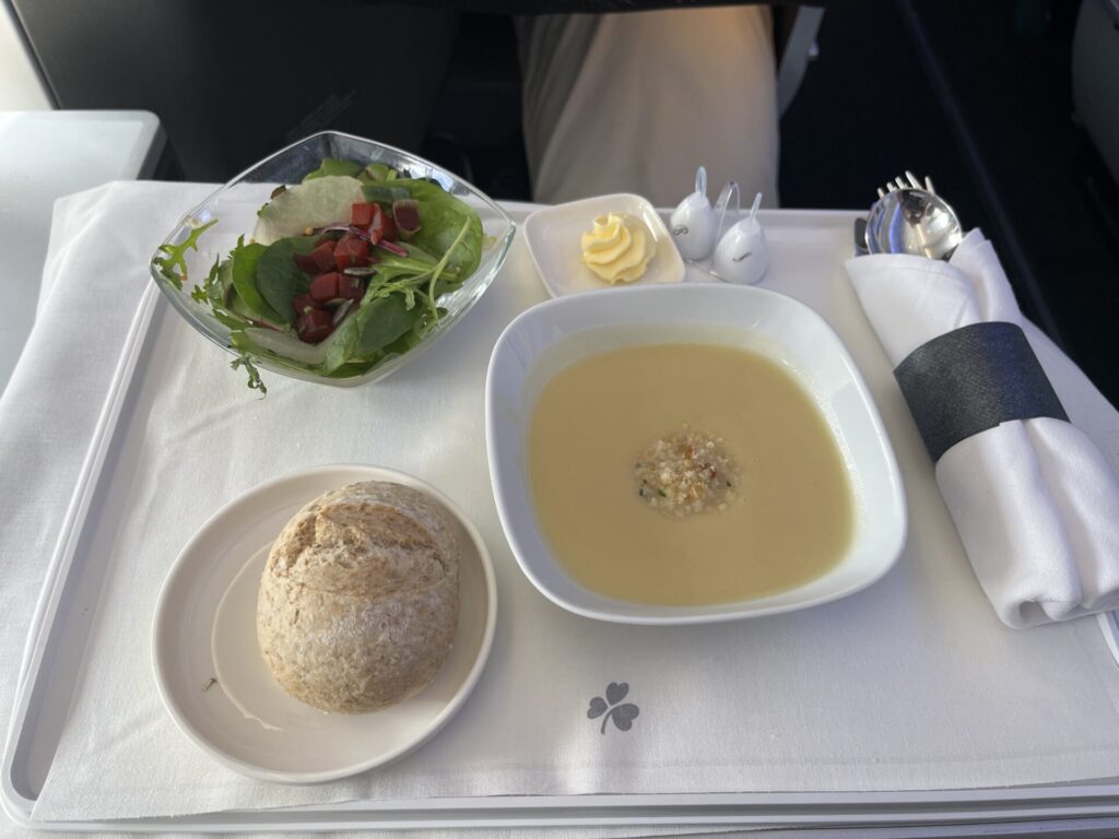 💺✈️ Aer Lingus A330-300 Business Class offers a solid transatlantic experience. The 1-2-1 seat layout ensures direct aisle access, with lie-flat beds and ample storage. Service is attentive, featuring Irish cuisine and complimentary Wi-Fi. While not the most luxurious, it provides comfort and value for long-haul travelers.