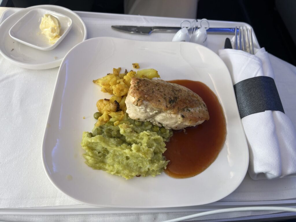 💺✈️ Aer Lingus A330-300 Business Class offers a solid transatlantic experience. The 1-2-1 seat layout ensures direct aisle access, with lie-flat beds and ample storage. Service is attentive, featuring Irish cuisine and complimentary Wi-Fi. While not the most luxurious, it provides comfort and value for long-haul travelers.