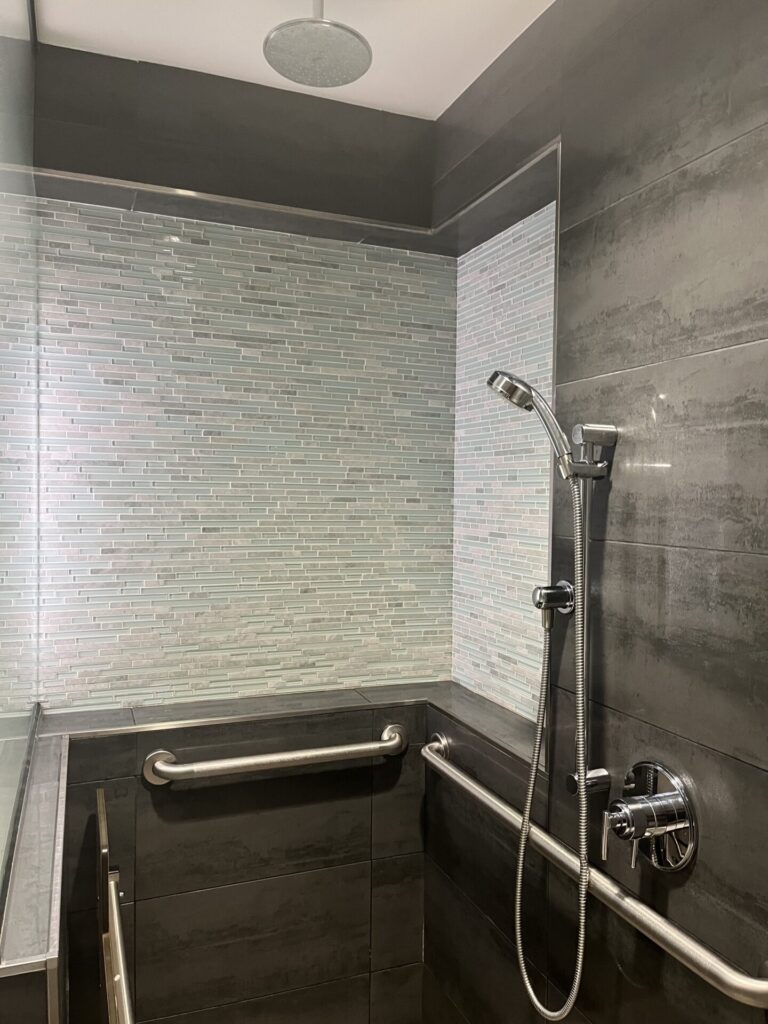 π« Tucked away in BOS Terminal B, the Admirals Club offers solid comfort, snacks, and runway views βοΈ. Not the flashiest, but a welcome break before your next hop. Worth it with a day pass or Oneworld status? You decide. π