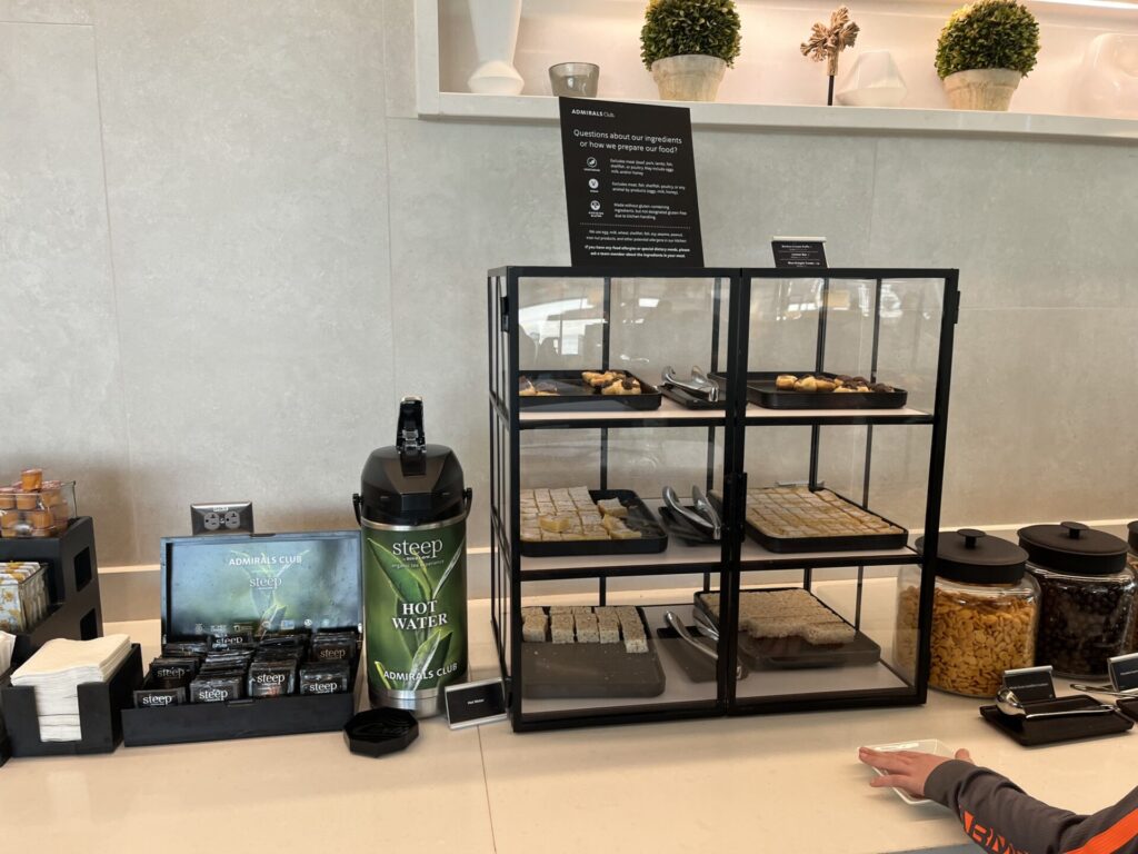 π« Tucked away in BOS Terminal B, the Admirals Club offers solid comfort, snacks, and runway views βοΈ. Not the flashiest, but a welcome break before your next hop. Worth it with a day pass or Oneworld status? You decide. π