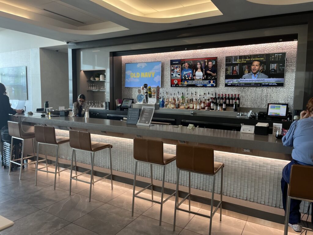 π« Tucked away in BOS Terminal B, the Admirals Club offers solid comfort, snacks, and runway views βοΈ. Not the flashiest, but a welcome break before your next hop. Worth it with a day pass or Oneworld status? You decide. π