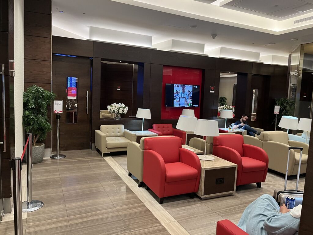 Neil Scrivener and Flying Business review the Marhaba Lounge in Dubai's (DXB) Terminal 1/Concourse D. Access includes Priority Pass members.