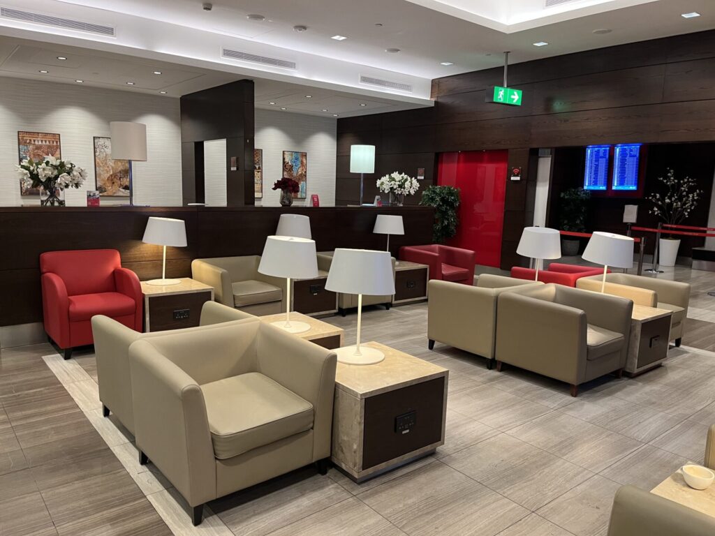 Neil Scrivener and Flying Business review the Marhaba Lounge in Dubai's (DXB) Terminal 1/Concourse D. Access includes Priority Pass members.