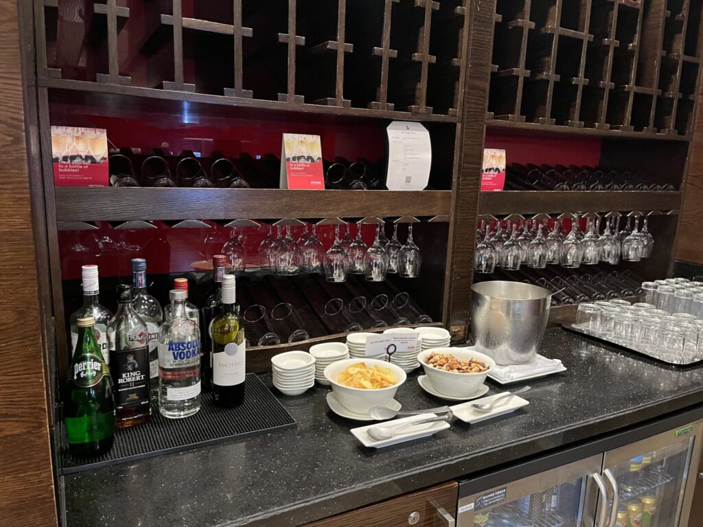 Neil Scrivener and Flying Business review the Marhaba Lounge in Dubai's (DXB) Terminal 1/Concourse D. Access includes Priority Pass members.