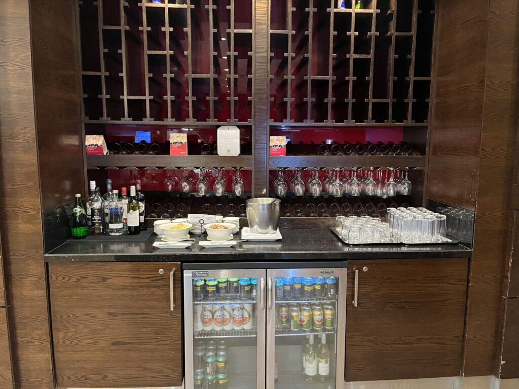 Neil Scrivener and Flying Business review the Marhaba Lounge in Dubai's (DXB) Terminal 1/Concourse D. Access includes Priority Pass members.