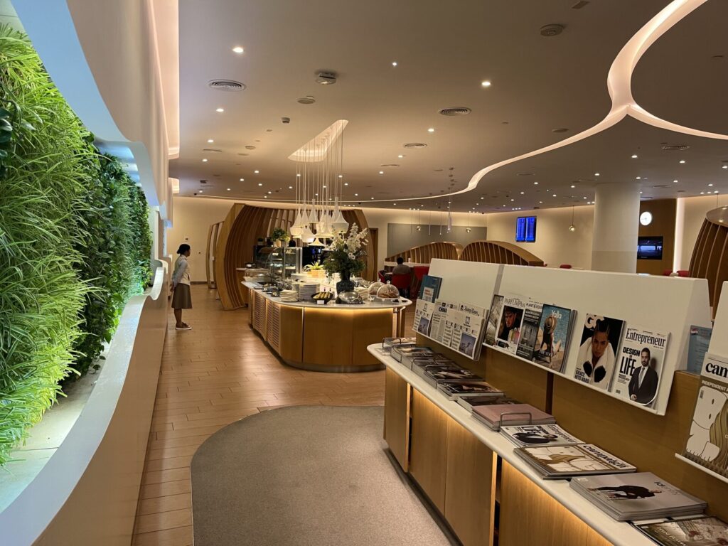 Neil Scrivener reviews the SkyTeam  Lounge in Dubai's (DXB) Terminal 1/Concourse D. Access includes Priority Pass members.