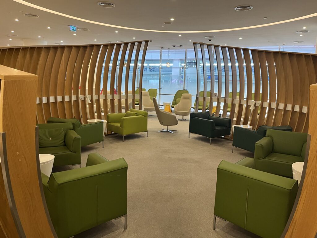 Neil Scrivener reviews the SkyTeam  Lounge in Dubai's (DXB) Terminal 1/Concourse D. Access includes Priority Pass members.