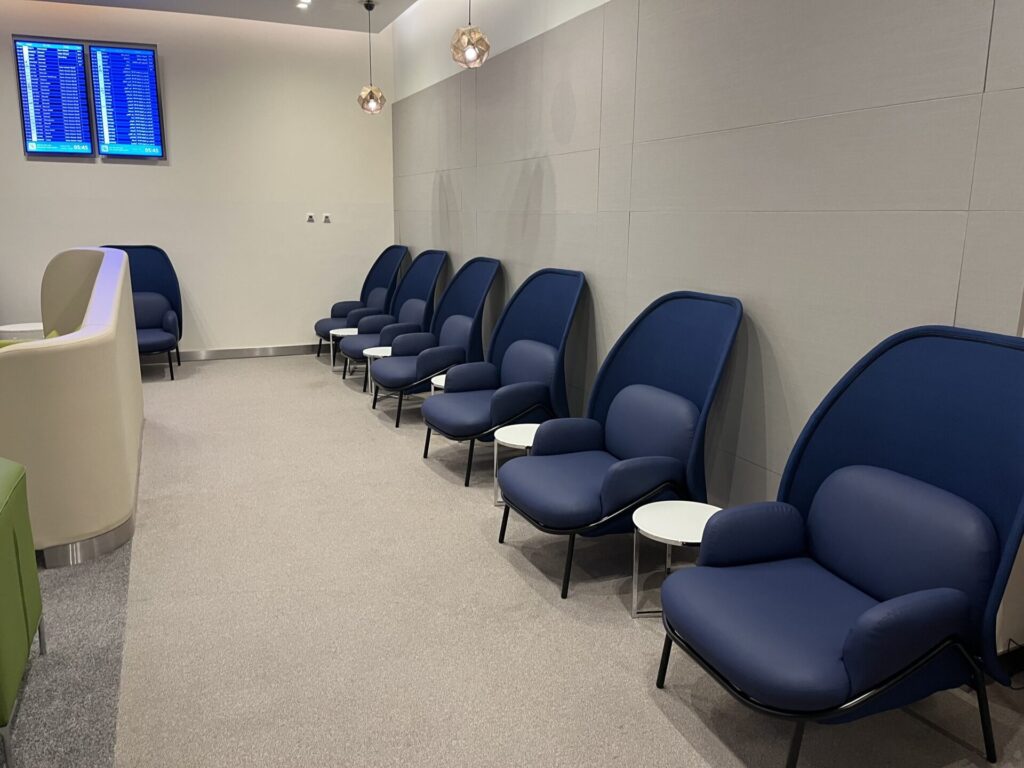 Neil Scrivener reviews the SkyTeam  Lounge in Dubai's (DXB) Terminal 1/Concourse D. Access includes Priority Pass members.