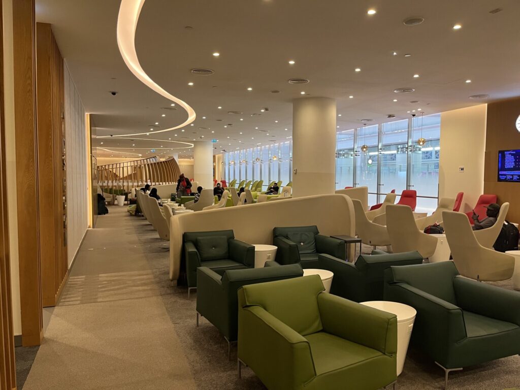 Neil Scrivener reviews the SkyTeam  Lounge in Dubai's (DXB) Terminal 1/Concourse D. Access includes Priority Pass members.
