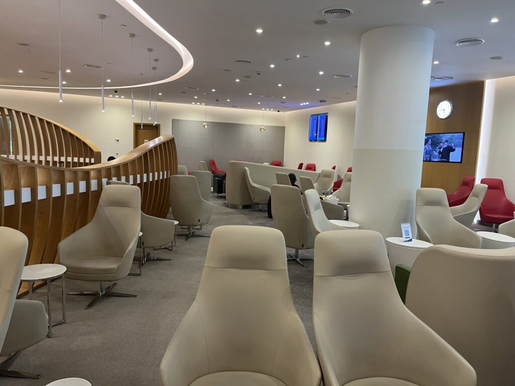 Neil Scrivener reviews the SkyTeam  Lounge in Dubai's (DXB) Terminal 1/Concourse D. Access includes Priority Pass members.