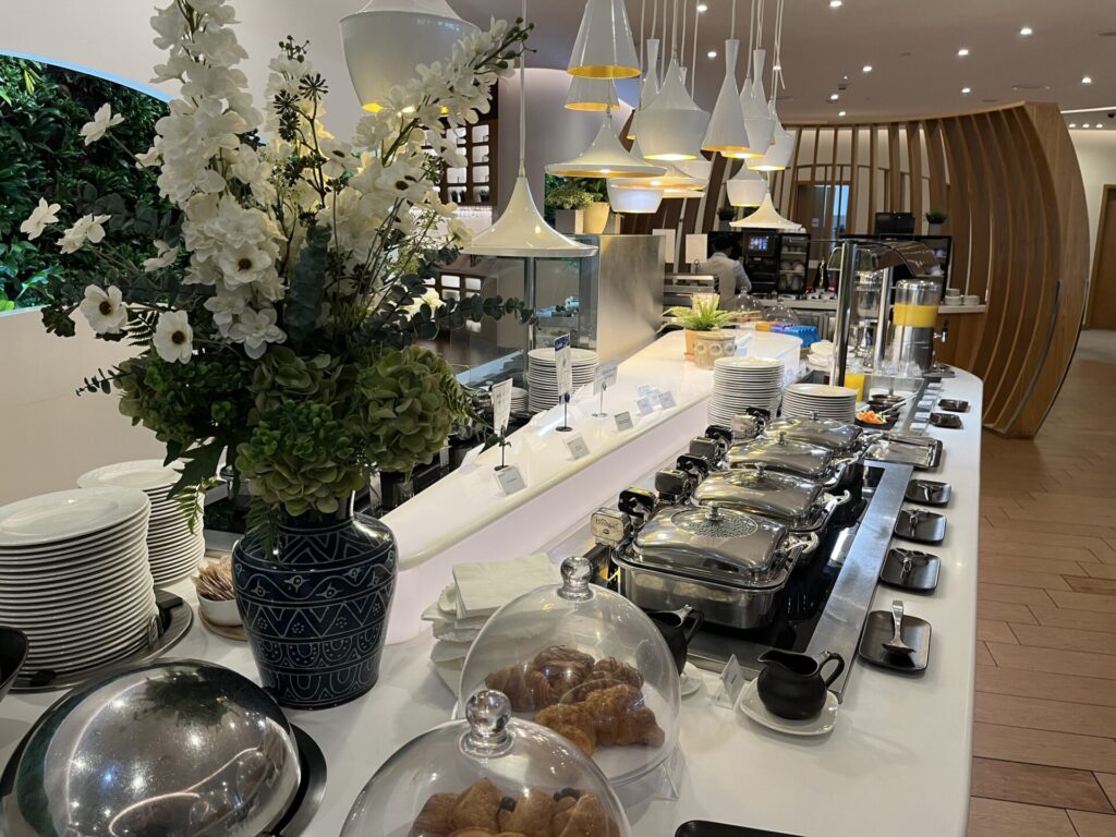 Neil Scrivener reviews the SkyTeam  Lounge in Dubai's (DXB) Terminal 1/Concourse D. Access includes Priority Pass members.