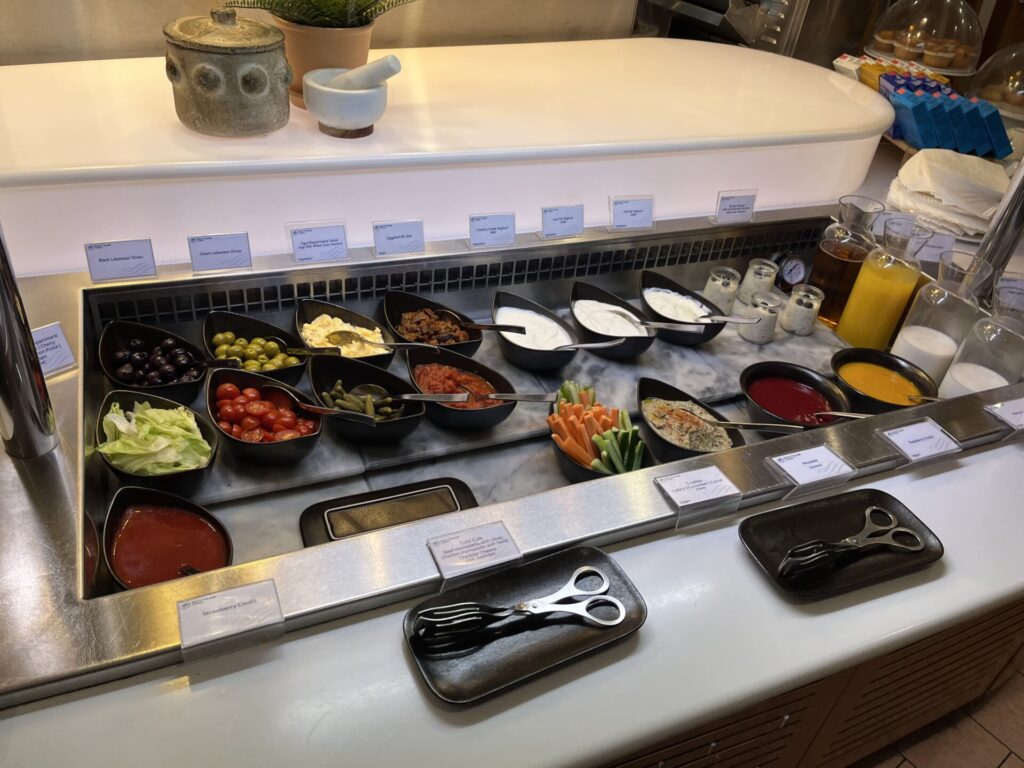 Neil Scrivener reviews the SkyTeam  Lounge in Dubai's (DXB) Terminal 1/Concourse D. Access includes Priority Pass members.