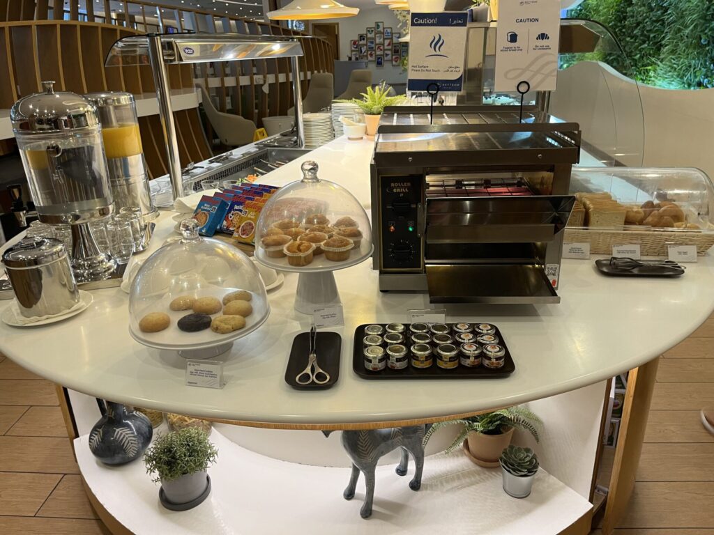 Neil Scrivener reviews the SkyTeam  Lounge in Dubai's (DXB) Terminal 1/Concourse D. Access includes Priority Pass members.