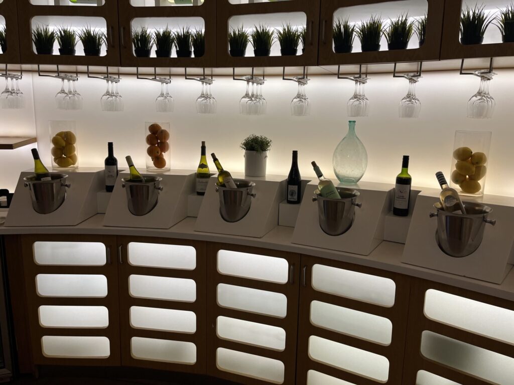 Neil Scrivener reviews the SkyTeam  Lounge in Dubai's (DXB) Terminal 1/Concourse D. Access includes Priority Pass members.