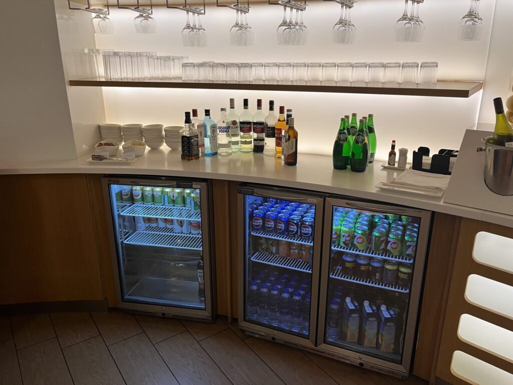 Neil Scrivener reviews the SkyTeam  Lounge in Dubai's (DXB) Terminal 1/Concourse D. Access includes Priority Pass members.