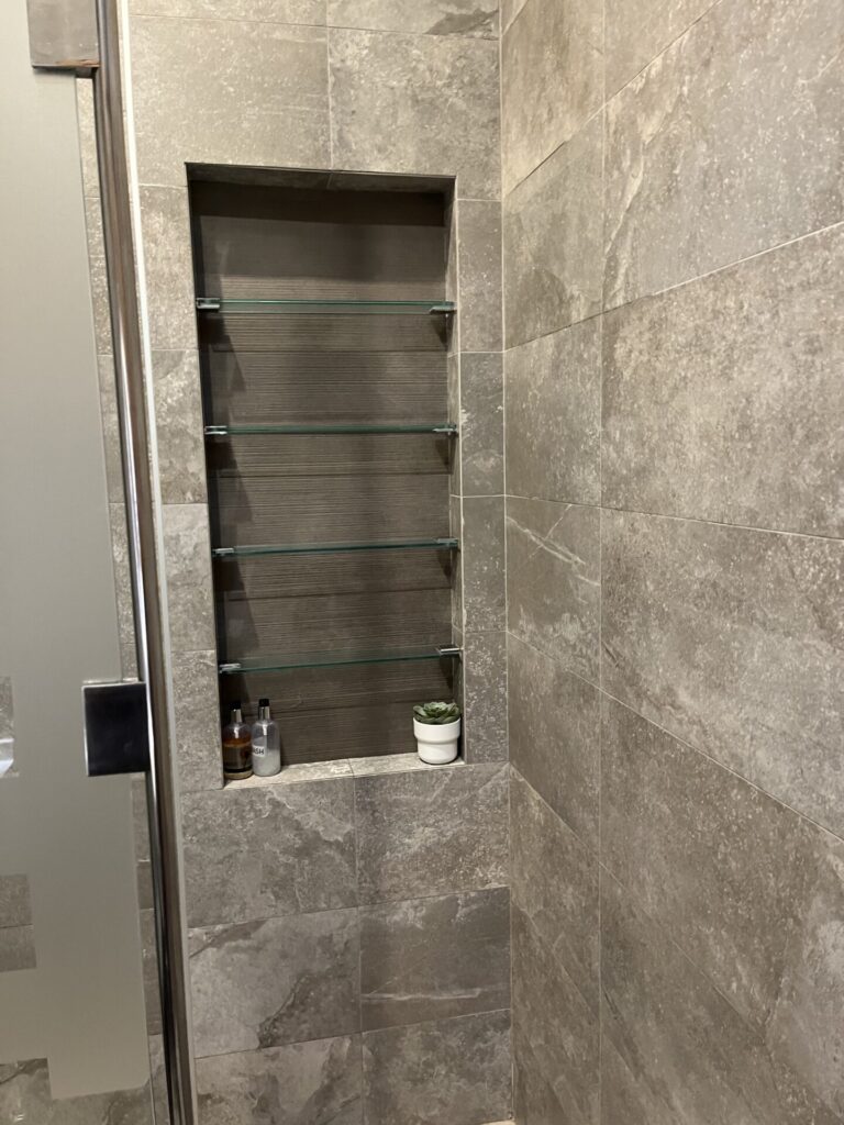 Neil Scrivener reviews the SkyTeam  Lounge in Dubai's (DXB) Terminal 1/Concourse D. Access includes Priority Pass members.