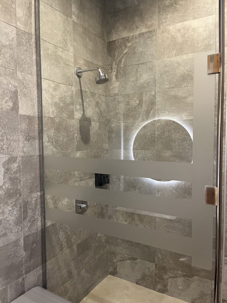 Neil Scrivener reviews the SkyTeam  Lounge in Dubai's (DXB) Terminal 1/Concourse D. Access includes Priority Pass members.