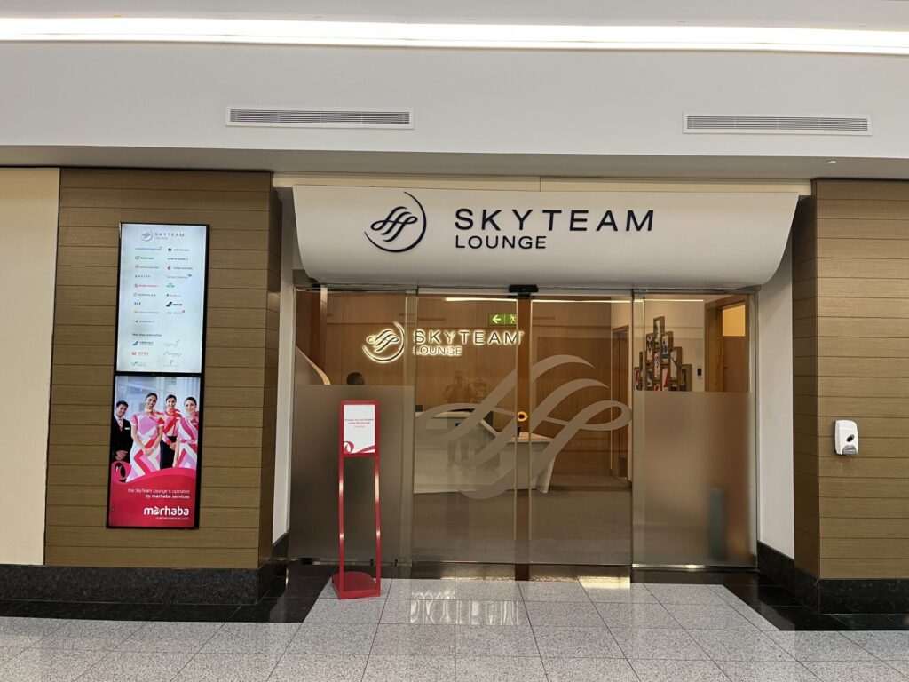 Neil Scrivener reviews the SkyTeam  Lounge in Dubai's (DXB) Terminal 1/Concourse D. Access includes Priority Pass members.
