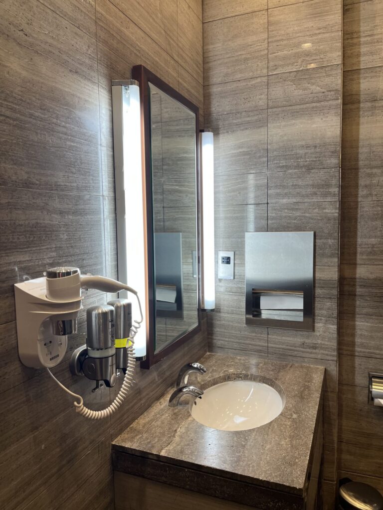 Neil Scrivener and Flying Business review the Ahlan Lounge in Dubai's (DXB) Terminal 1/Concourse D. Access includes Priority Pass members.