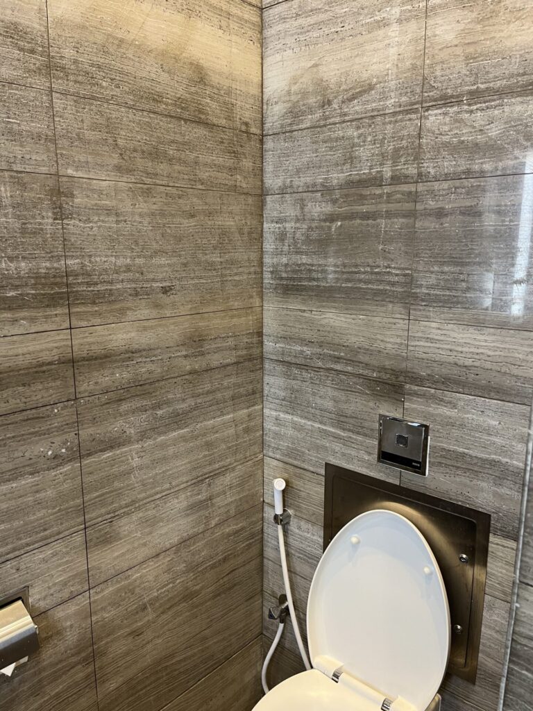 Neil Scrivener and Flying Business review the Ahlan Lounge in Dubai's (DXB) Terminal 1/Concourse D. Access includes Priority Pass members.