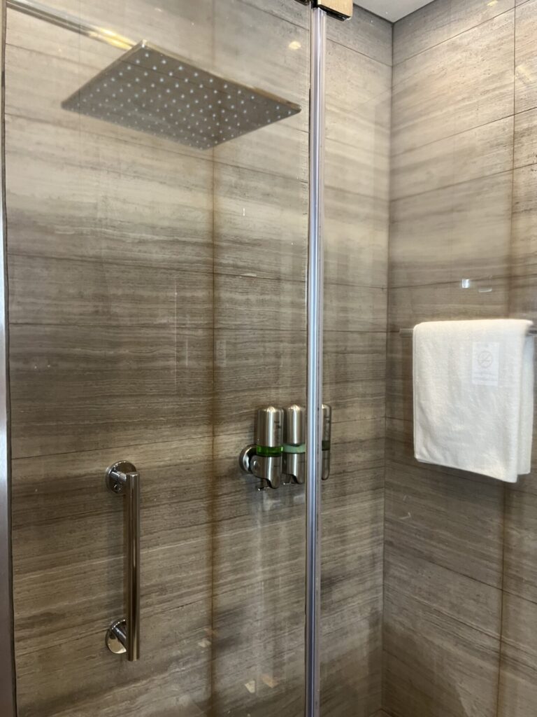 Neil Scrivener and Flying Business review the Ahlan Lounge in Dubai's (DXB) Terminal 1/Concourse D. Access includes Priority Pass members.