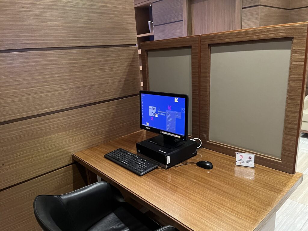 Neil Scrivener and Flying Business review the Ahlan Lounge in Dubai's (DXB) Terminal 1/Concourse D. Access includes Priority Pass members.