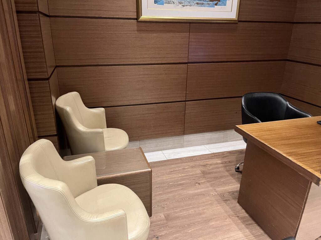 Neil Scrivener and Flying Business review the Ahlan Lounge in Dubai's (DXB) Terminal 1/Concourse D. Access includes Priority Pass members.