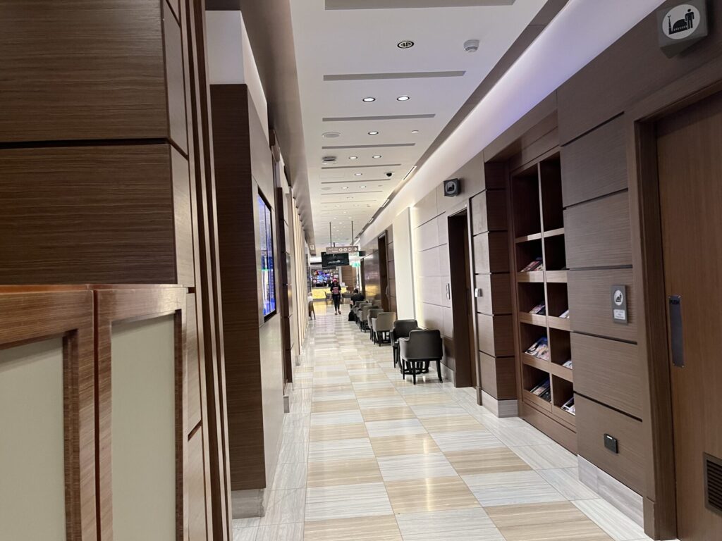 Neil Scrivener and Flying Business review the Ahlan Lounge in Dubai's (DXB) Terminal 1/Concourse D. Access includes Priority Pass members.