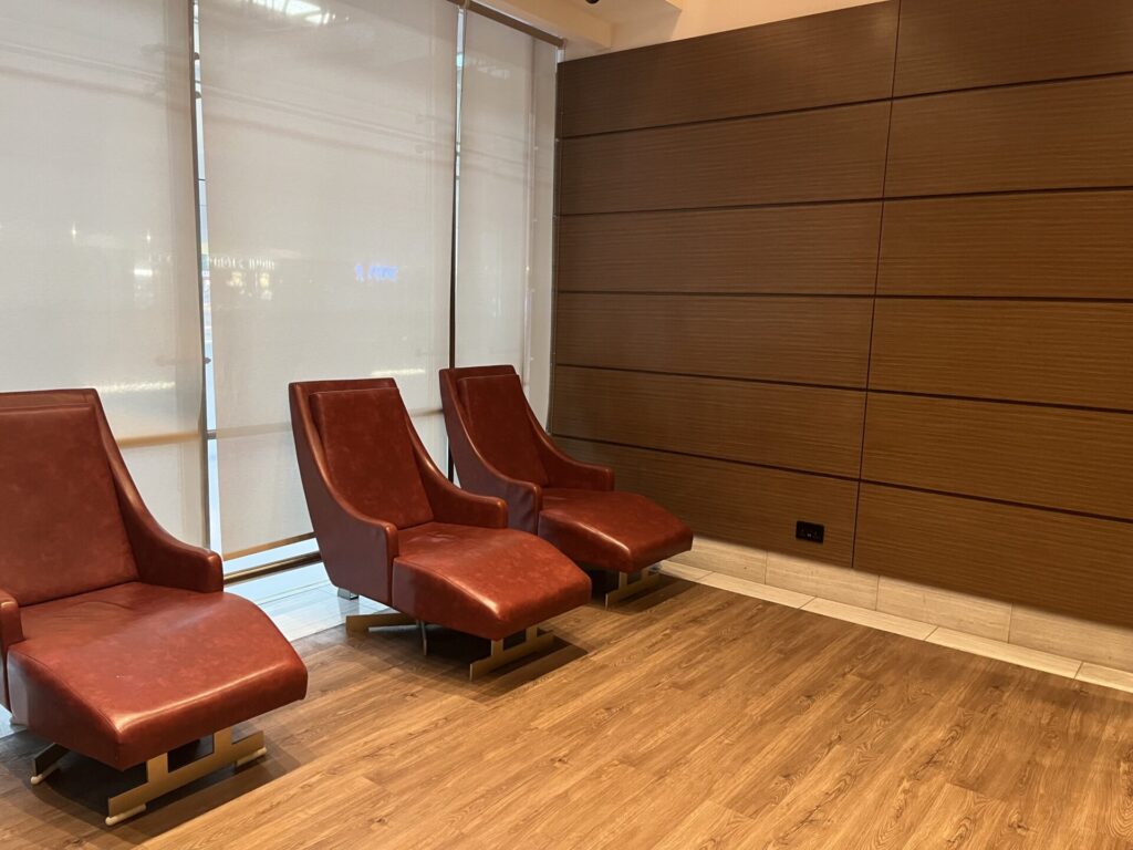 Neil Scrivener and Flying Business review the Ahlan Lounge in Dubai's (DXB) Terminal 1/Concourse D. Access includes Priority Pass members.