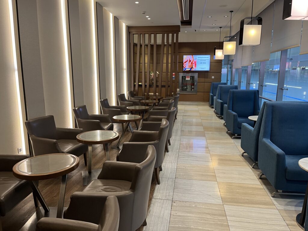 Neil Scrivener and Flying Business review the Ahlan Lounge in Dubai's (DXB) Terminal 1/Concourse D. Access includes Priority Pass members.