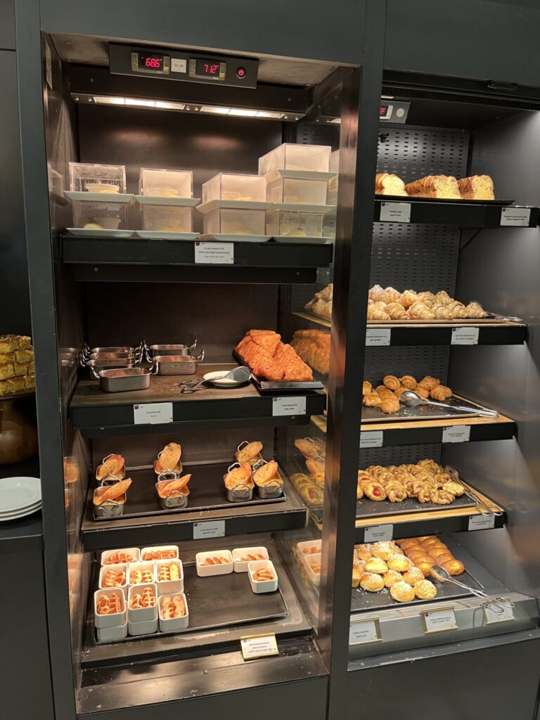 Neil Scrivener and Flying Business review the Ahlan Lounge in Dubai's (DXB) Terminal 1/Concourse D. Access includes Priority Pass members.