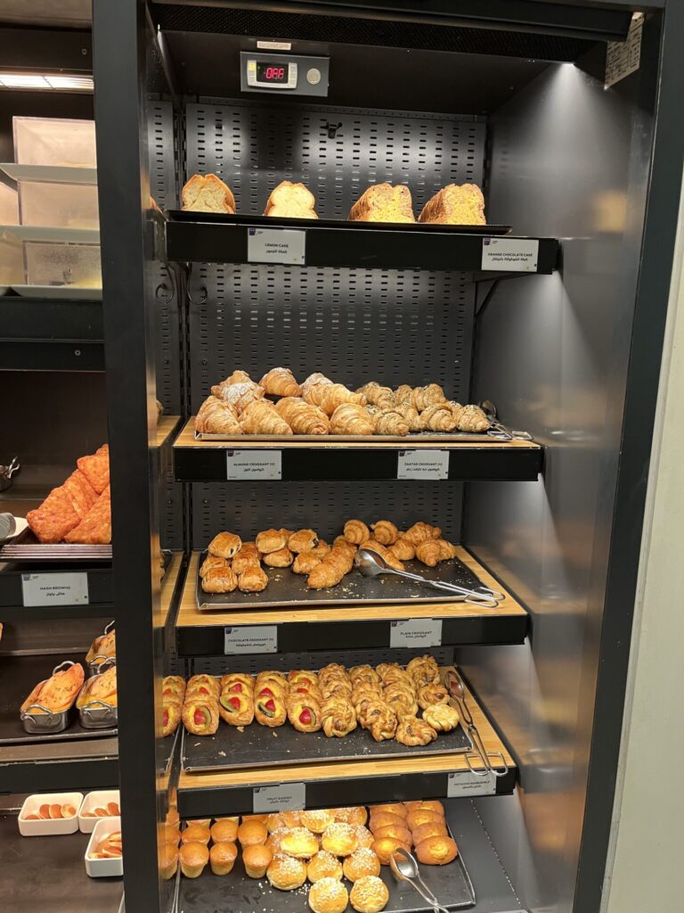 Neil Scrivener and Flying Business review the Ahlan Lounge in Dubai's (DXB) Terminal 1/Concourse D. Access includes Priority Pass members.