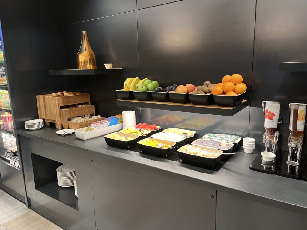 Neil Scrivener and Flying Business review the Ahlan Lounge in Dubai's (DXB) Terminal 1/Concourse D. Access includes Priority Pass members.