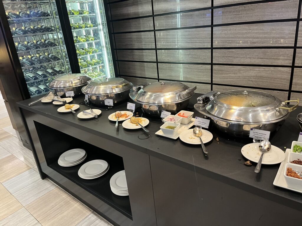 Neil Scrivener and Flying Business review the Ahlan Lounge in Dubai's (DXB) Terminal 1/Concourse D. Access includes Priority Pass members.