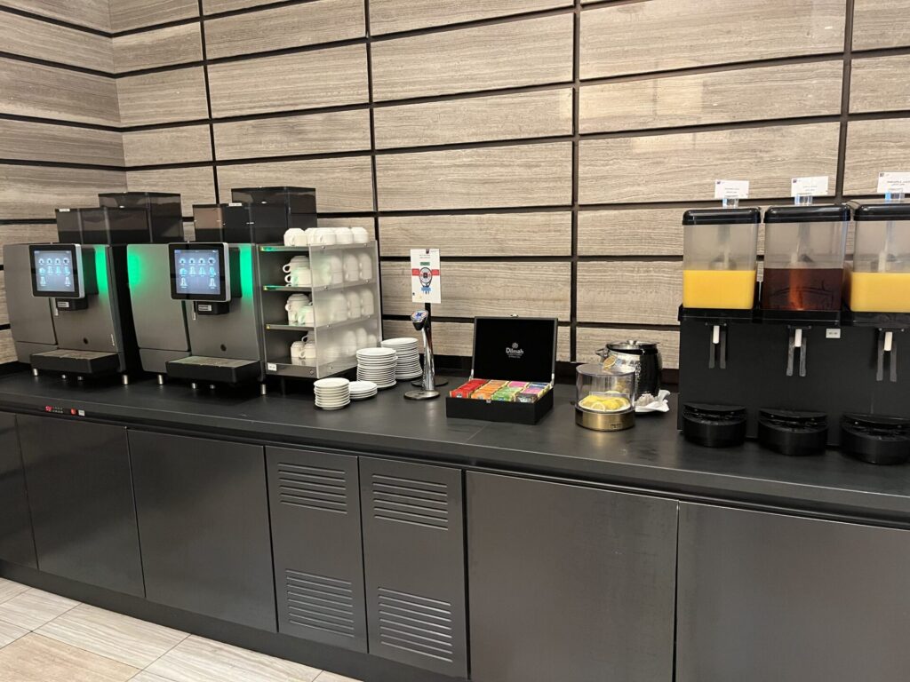 Neil Scrivener and Flying Business review the Ahlan Lounge in Dubai's (DXB) Terminal 1/Concourse D. Access includes Priority Pass members.