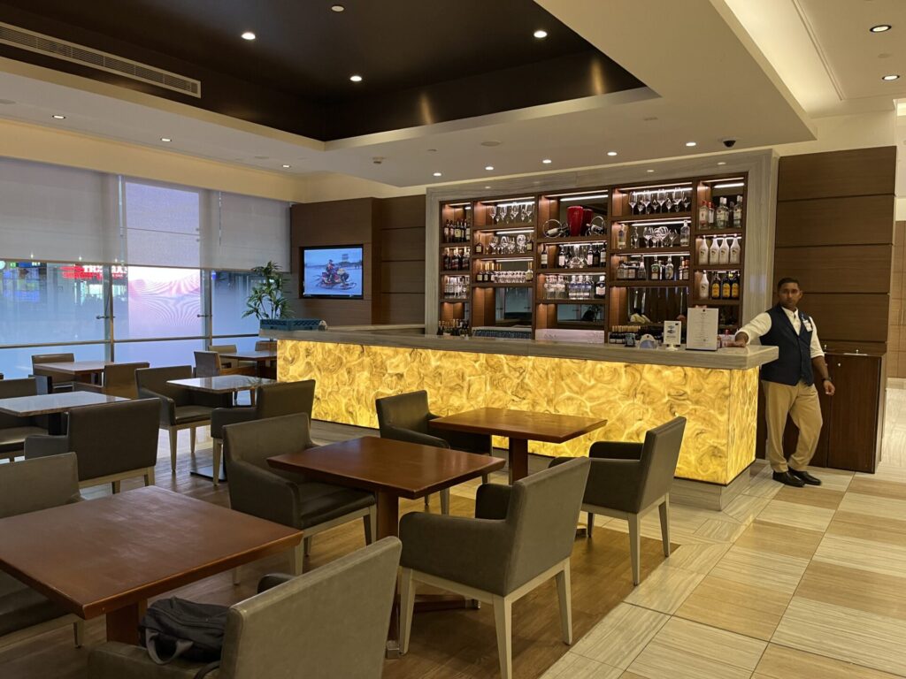 Neil Scrivener and Flying Business review the Ahlan Lounge in Dubai's (DXB) Terminal 1/Concourse D. Access includes Priority Pass members.