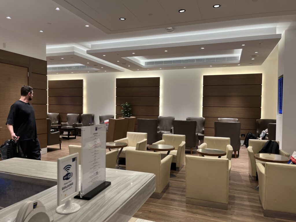 Neil Scrivener and Flying Business review the Ahlan Lounge in Dubai's (DXB) Terminal 1/Concourse D. Access includes Priority Pass members.